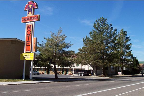 Thunderbird Motel Поукателоу Екстериор снимка